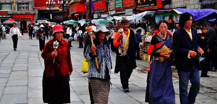 UNA PASSEGGIATA PER LA VIA “BARKHOR”, Mirabile Tibet