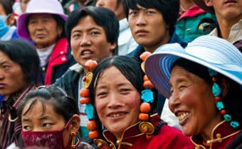 COME CI VESTIAMO OGGI? UNO SGUARDO AI COLORATISSIMI VESTITI TIBETANI, Mirabile Tibet