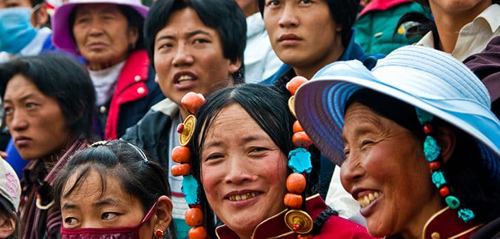 Come Ci Vestiamo Oggi Uno Sguardo Ai Coloratissimi Vestiti Tibetani Mirabile Tibet