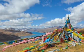 CENTRALE IDROELETTRICA IN VIA DI COSTRUZIONE LUNGO IL FIUME  YANGTZE, Mirabile Tibet