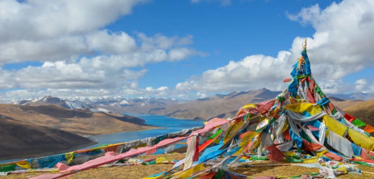 CENTRALE IDROELETTRICA IN VIA DI COSTRUZIONE LUNGO IL FIUME  YANGTZE, Mirabile Tibet