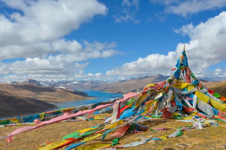 CENTRALE IDROELETTRICA IN VIA DI COSTRUZIONE LUNGO IL FIUME  YANGTZE, Mirabile Tibet