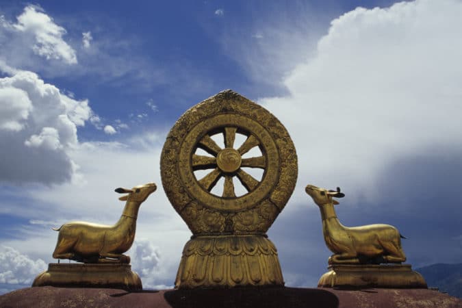 ALLA SCOPERTA DELLE ICONE BUDDISTE: IL VESSILLO DI VITTORIA E LA RUOTA DEL DHARMA, Mirabile Tibet