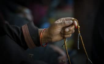 I TIBETANI PIANGONO LA MORTE DI TSEM TULKU RINPOCHE, FAMOSO LAMA PRO-SHUGDEN, Mirabile Tibet