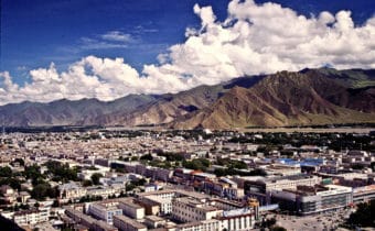 CAPODANNO IN TIBET: RAGAZZI TIBETANI CUCINANO GNOCCHI TRADIZIONALI PER LE FAMIGLIE CHE LI OSPITANO, Mirabile Tibet