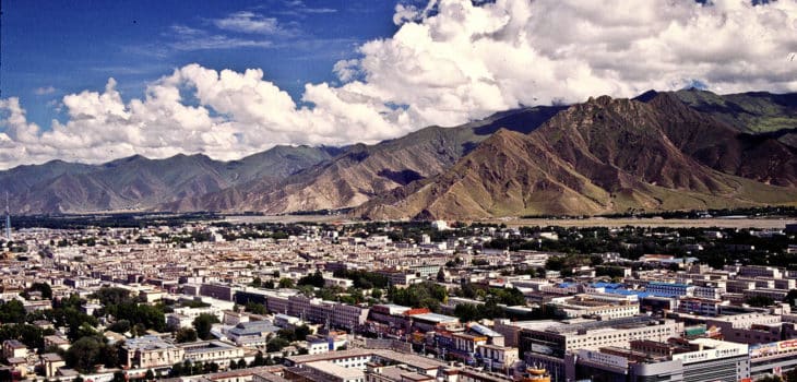CAPODANNO IN TIBET: RAGAZZI TIBETANI CUCINANO GNOCCHI TRADIZIONALI PER LE FAMIGLIE CHE LI OSPITANO, Mirabile Tibet