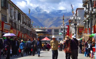 BANCARELLE E TANTA TRADIZIONE: QUESTA É LA VIA BARKHOR, Mirabile Tibet
