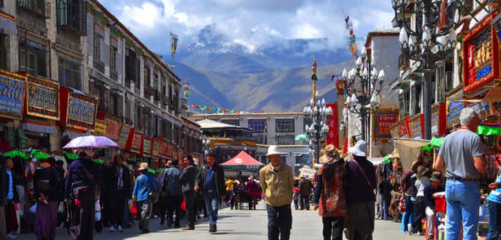 BANCARELLE E TANTA TRADIZIONE: QUESTA É LA VIA BARKHOR, Mirabile Tibet