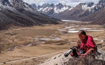 CAMBIA IL CLIMA ALL’INTERNO DEI CONFINI TIBETANI: LA MISSIONE DI DRUKYAB, IL MONACO FOTOGRAFO, Mirabile Tibet