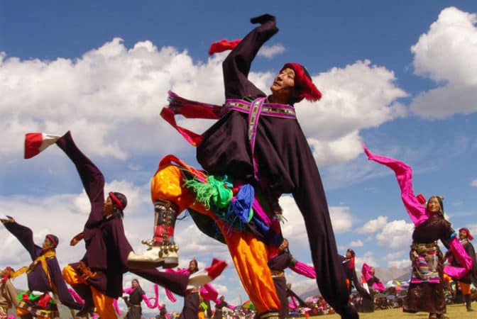 ECCO LA “GUOZHUAN DANCE”, IL BALLO DEI TIBETANI, Mirabile Tibet