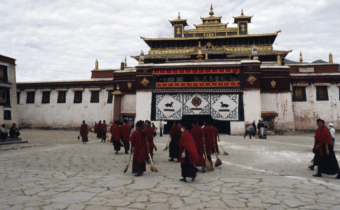 I TIBETANI ONORANO IL ‘SAKADAWA’, Mirabile Tibet