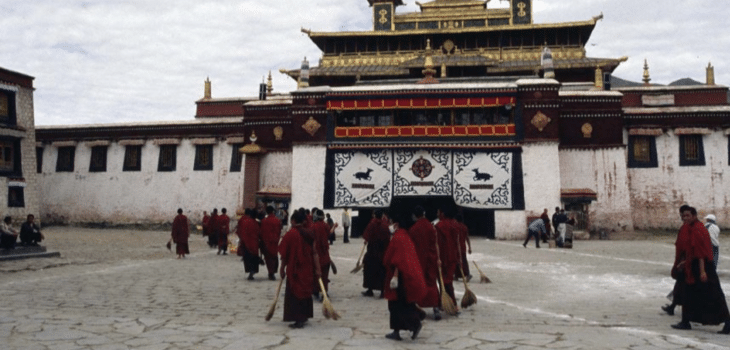 I TIBETANI ONORANO IL ‘SAKADAWA’, Mirabile Tibet