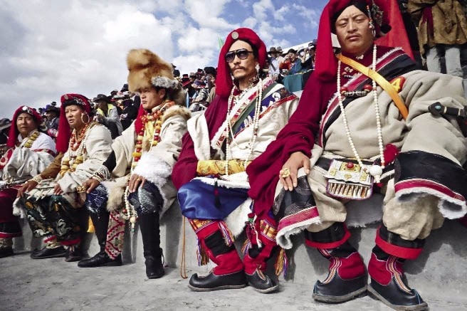 UNO SGUARDO ALLA MODA TRADIZIONALE TIBETANA, Mirabile Tibet