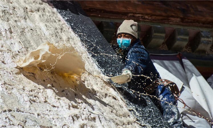 LHASA,  ECCO COME VENGONO RITINTEGGIATE LE MURA DEL POTALA, Mirabile Tibet