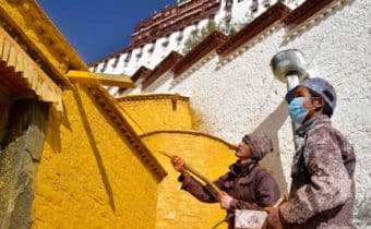 VERNICE, ZUCCHERO E BUDDHA: ECCO COME VENGONO RITINTEGGIATE LE MURA DEL POTALA, Mirabile Tibet