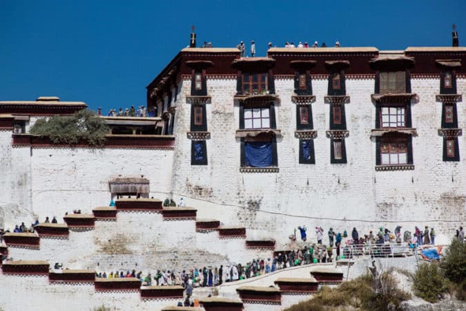 VERNICE, ZUCCHERO E BUDDHA: ECCO COME VENGONO RITINTEGGIATE LE MURA DEL POTALA, Mirabile Tibet