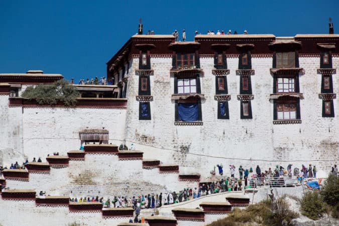 LHASA,  ECCO COME VENGONO RITINTEGGIATE LE MURA DEL POTALA, Mirabile Tibet