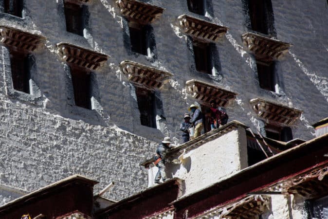 LHASA,  ECCO COME VENGONO RITINTEGGIATE LE MURA DEL POTALA, Mirabile Tibet