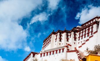 LHASA,  ECCO COME VENGONO RITINTEGGIATE LE MURA DEL POTALA, Mirabile Tibet