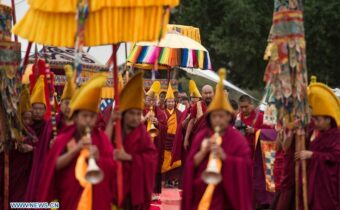 IL PANCHEN LAMA DONA OLTRE 150 MILA DOLLARI AI PIU’ BISOGNOSI, Mirabile Tibet