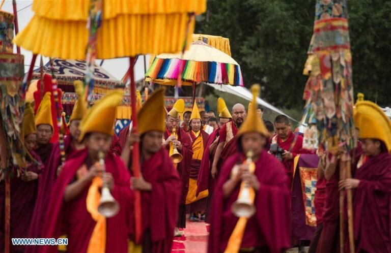 IL PANCHEN LAMA DONA OLTRE 150 MILA DOLLARI AI PIU’ BISOGNOSI, Mirabile Tibet