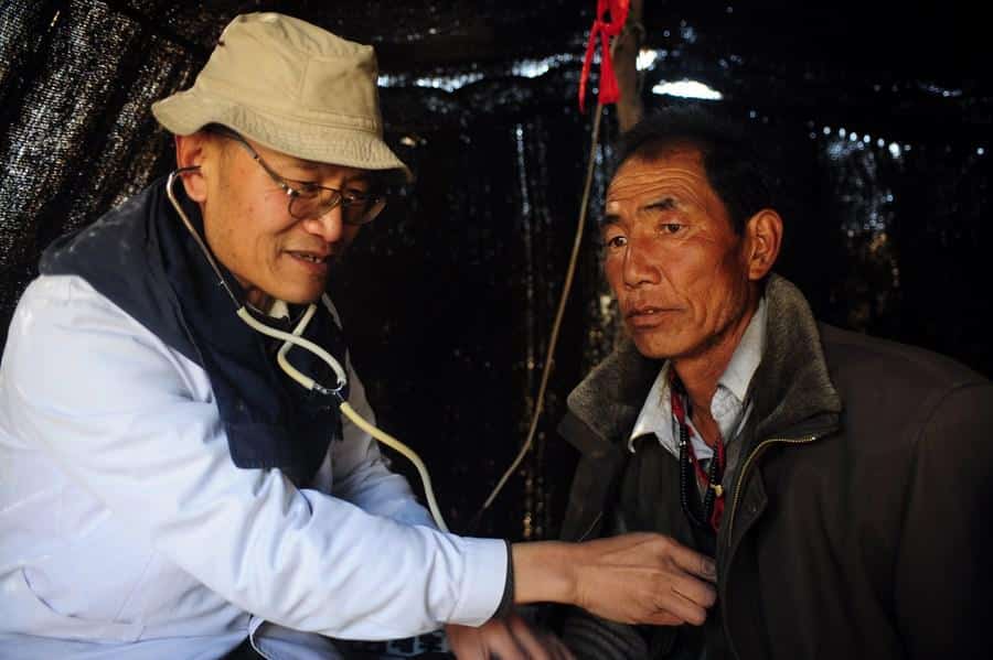DA SHANGHAI AL TETTO DEL MONDO: LA MISSIONE DI WANG WANQING, MEDICO DI 77 ANNI CHE DA 40 ANNI CURA I TIBETANI, Mirabile Tibet