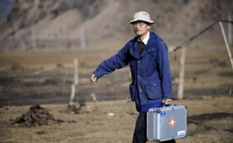 WANG WANQING, IL MEDICO CHE DA 40 ANNI CURA I TIBETANI, Mirabile Tibet