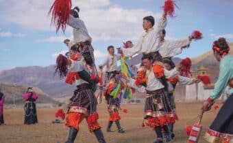TIBET, I GIOVANI RISCOPRONO LE DANZE TRADIZIONALI, Mirabile Tibet