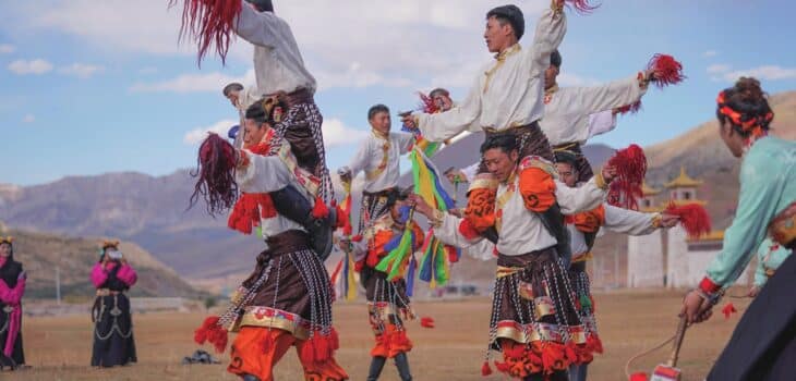 TIBET, I GIOVANI RISCOPRONO LE DANZE TRADIZIONALI, Mirabile Tibet