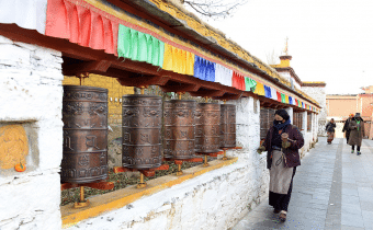 DAL SICHUAN AL TIBET: LA “RENKANG STREET”, Mirabile Tibet
