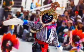 TIBET, VA IN SCENA IL TEATRO TRADIZIONALE, Mirabile Tibet