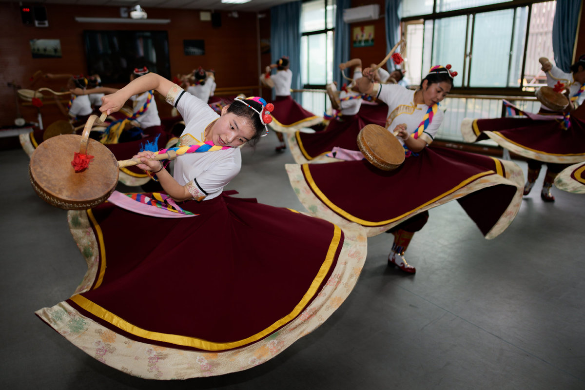 ANTICA DANZA TIBETANA NELLE SCUOLE DI LHASA, Mirabile Tibet