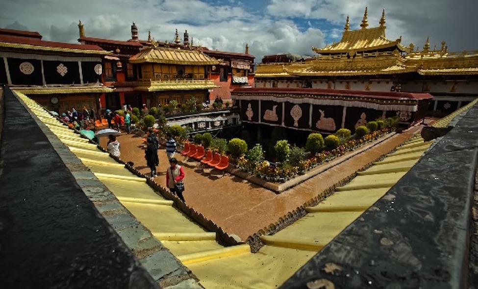 LA TIBETANA LHASA, TRA ANTICO E MODERNO, Mirabile Tibet